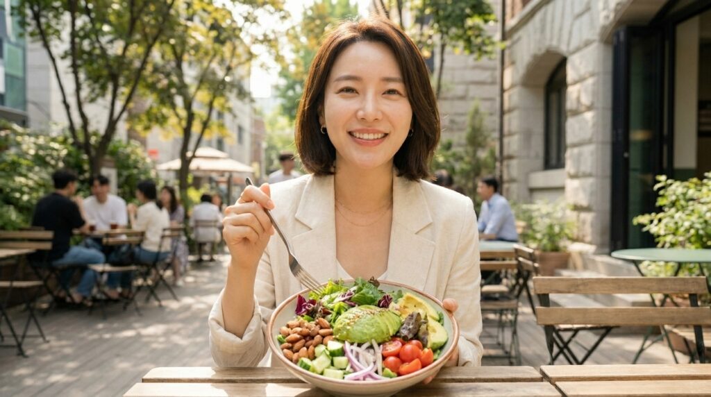 피부 장벽을 튼튼하게 하고 보습에 도움을 주는 비타민 E가 풍부한 아보카도와 아몬드를 곁들인 건강한 항산화 샐러드 볼